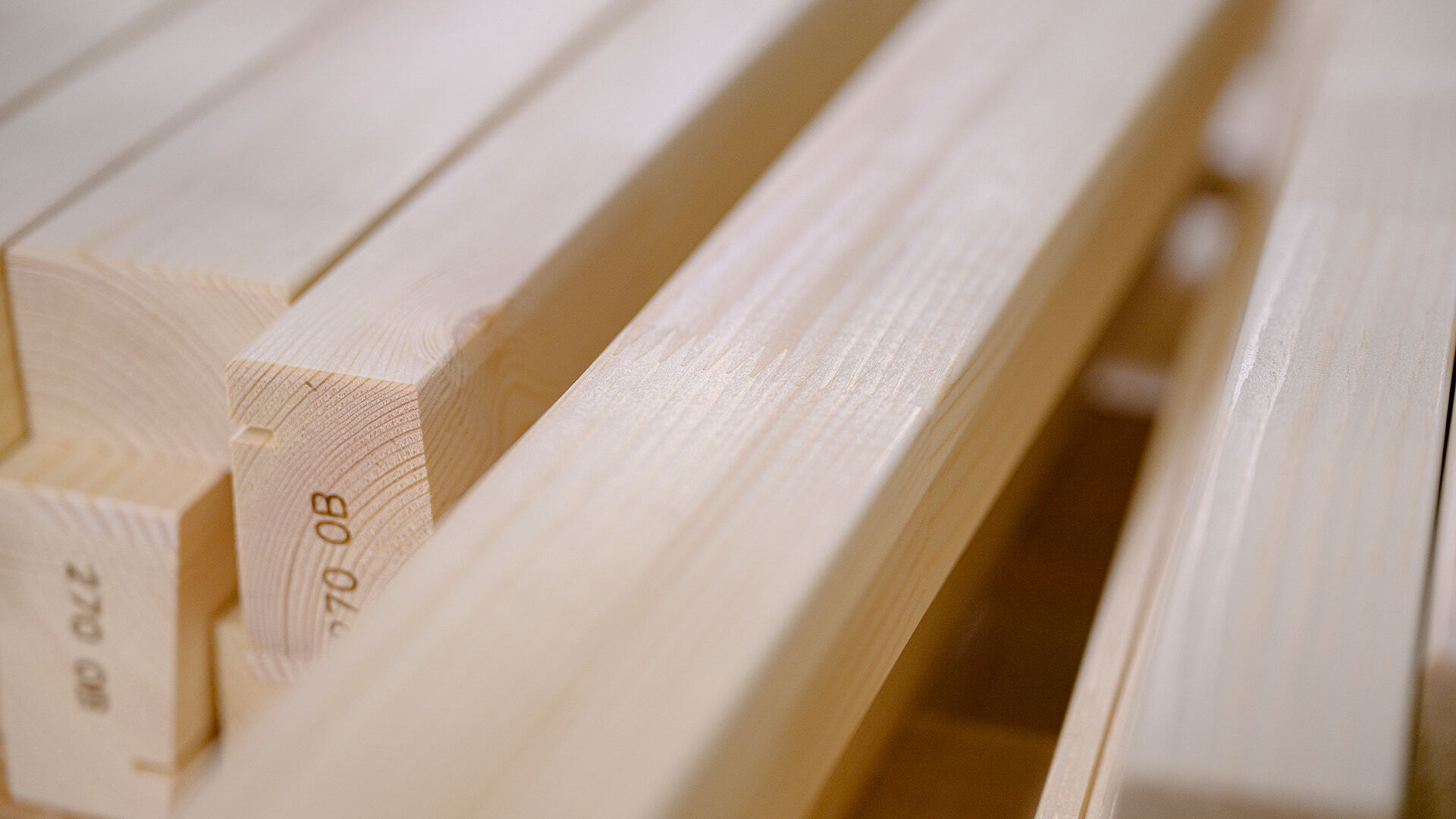 <span id="hs_cos_wrapper_name" class="hs_cos_wrapper hs_cos_wrapper_meta_field hs_cos_wrapper_type_text" style="" data-hs-cos-general-type="meta_field" data-hs-cos-type="text" >Så tillverkas "världens bästa fingerskarvar" till fönster</span>