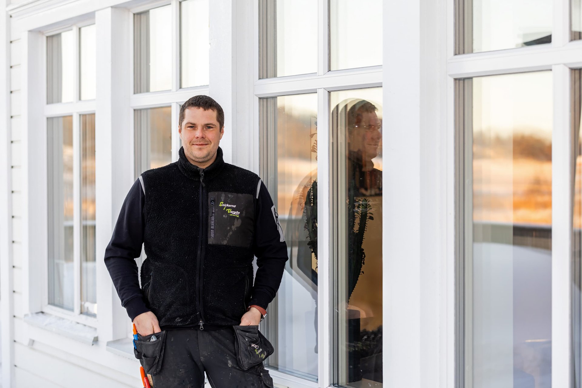 Jocke Magnusson hos Snickarna i Vargön framför ett hus med Svenska Fönster. 
