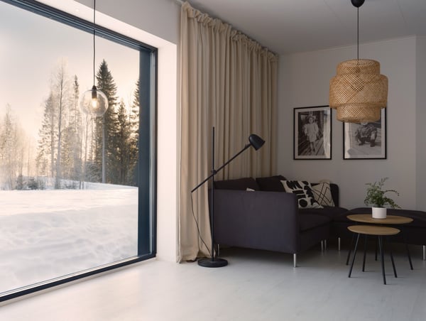 Fast svart fönster insida Skellefteå vinter