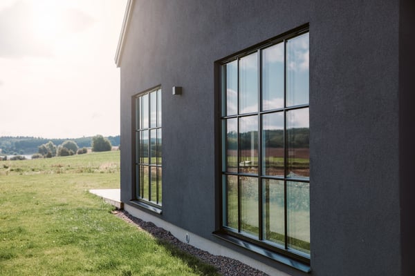 Fast svart fönster spröjs utsida oxie sommar vår
