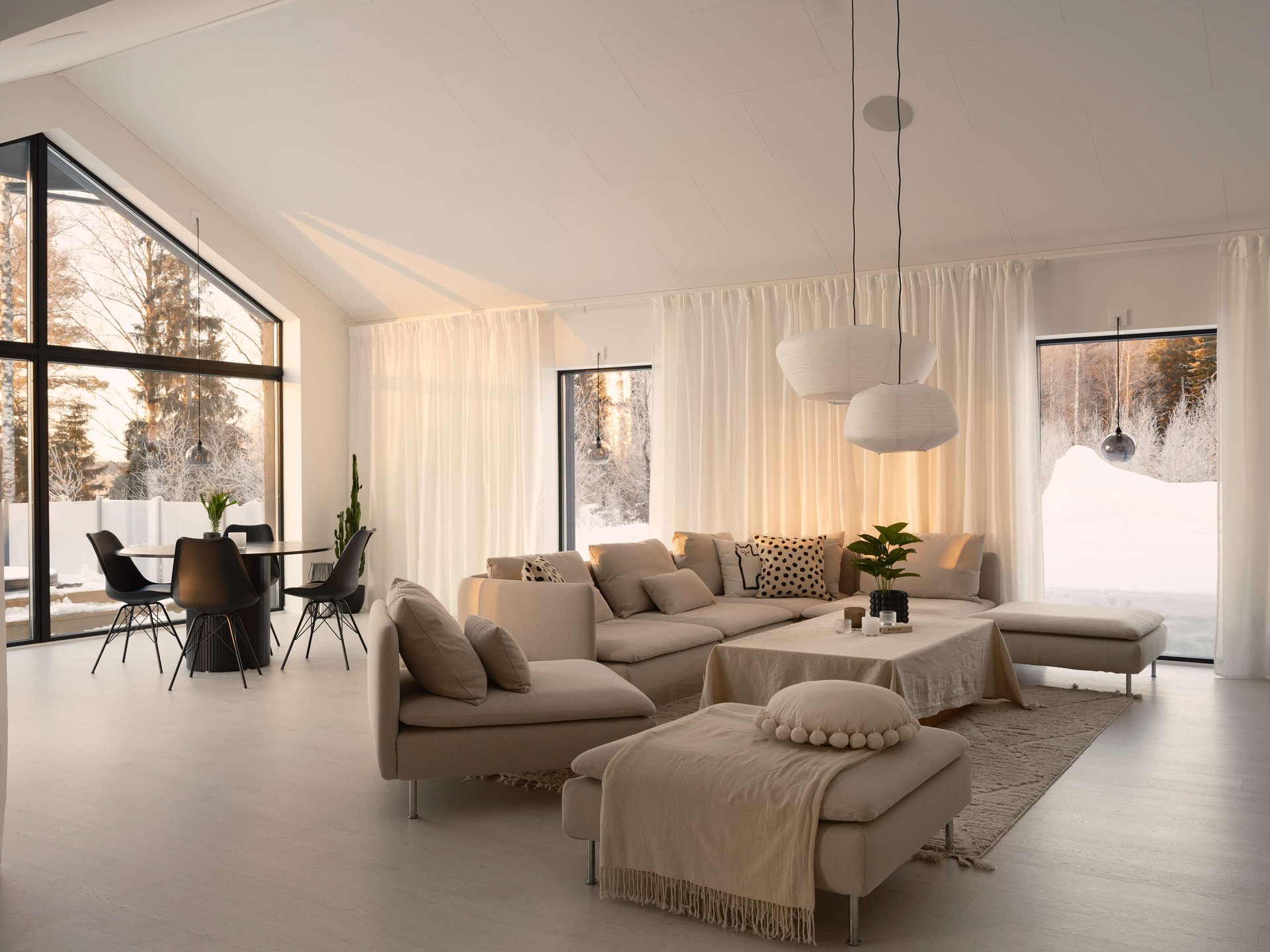 <span id="hs_cos_wrapper_name" class="hs_cos_wrapper hs_cos_wrapper_meta_field hs_cos_wrapper_type_text" style="" data-hs-cos-general-type="meta_field" data-hs-cos-type="text" >Nya fönster kan påverka husets värde</span>