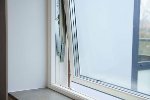 sp-fonster-vridfonster-i-vadringslage-beslag-vanster